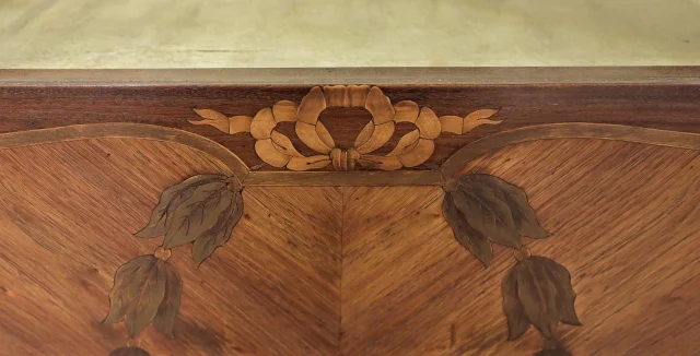Vitrine en marqueterie de bois de rose et d'acajou, de style Louis XVI – Début du XXe siècle

路易十六风格玫瑰木与桃花心木镶嵌细工展示柜 — 20世纪初 — Restauré