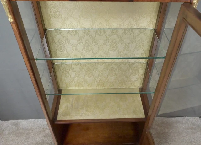 Vitrine en marqueterie de bois de rose et d'acajou, de style Louis XVI – Début du XXe siècle

路易十六风格玫瑰木与桃花心木镶嵌细工展示柜 — 20世纪初 — Restauré