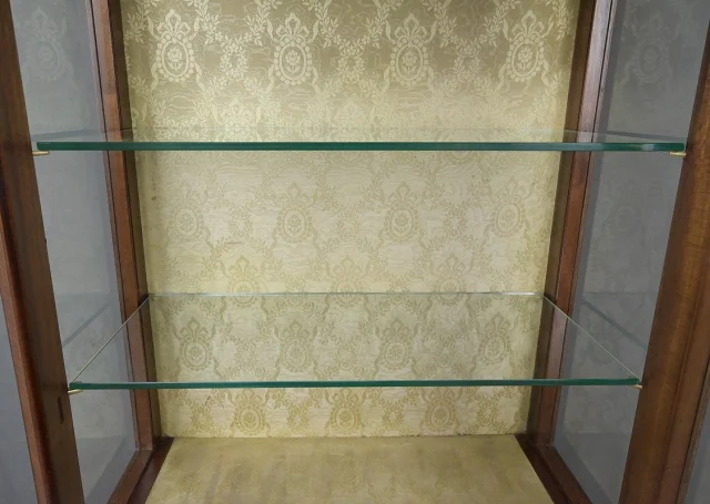 Vitrine en marqueterie de bois de rose et d'acajou, de style Louis XVI – Début du XXe siècle

路易十六风格玫瑰木与桃花心木镶嵌细工展示柜 — 20世纪初 — Restauré