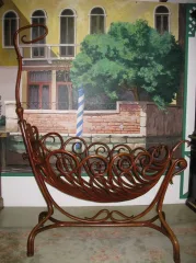 WIEGE IM THONET-STIL