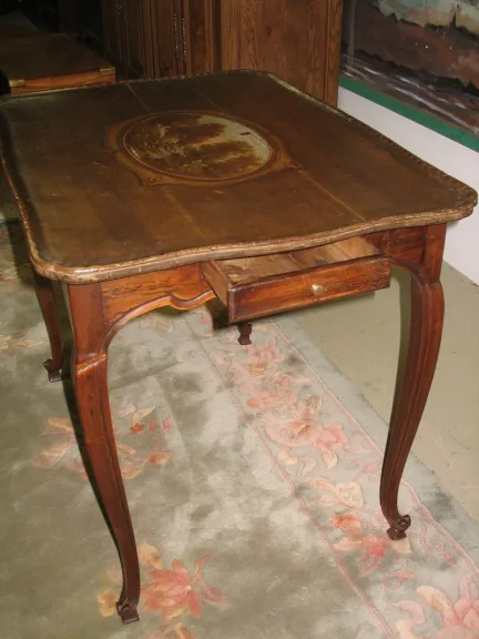 18e C "CABARET" TABEL IN WALNUT