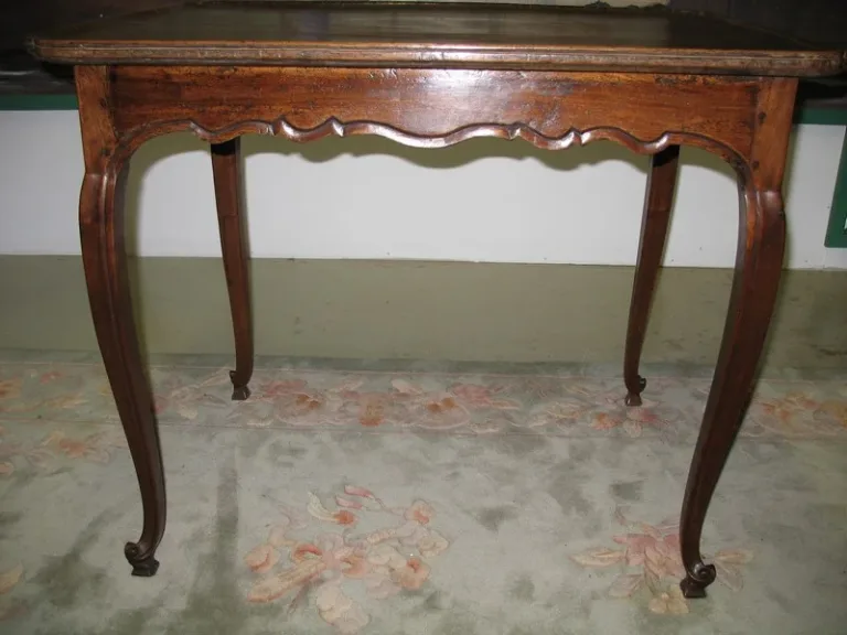 18e C "CABARET" TABEL IN WALNUT