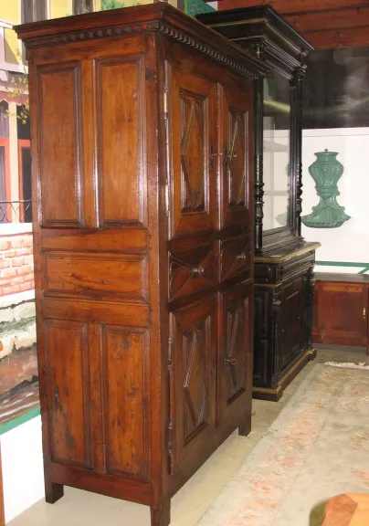 LOUIS XIII VIER TÜRSCHRANK