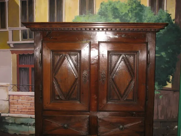 LOUIS XIII VIER TÜRSCHRANK