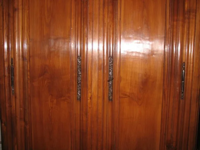 Armoire Louis XIV en merisier XVIIIe