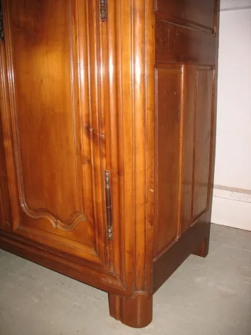 Armoire Louis XIV en merisier XVIIIe