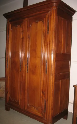 Armoire Louis XIV en merisier XVIIIe