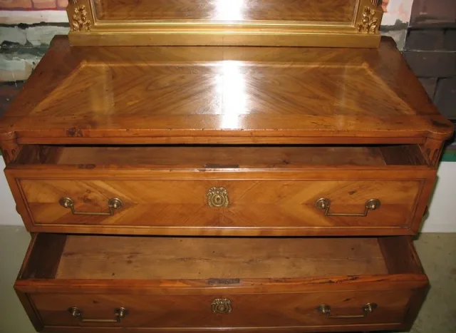 Commode Louis XVI  "Sauteuse" en noyer XVIIIe
