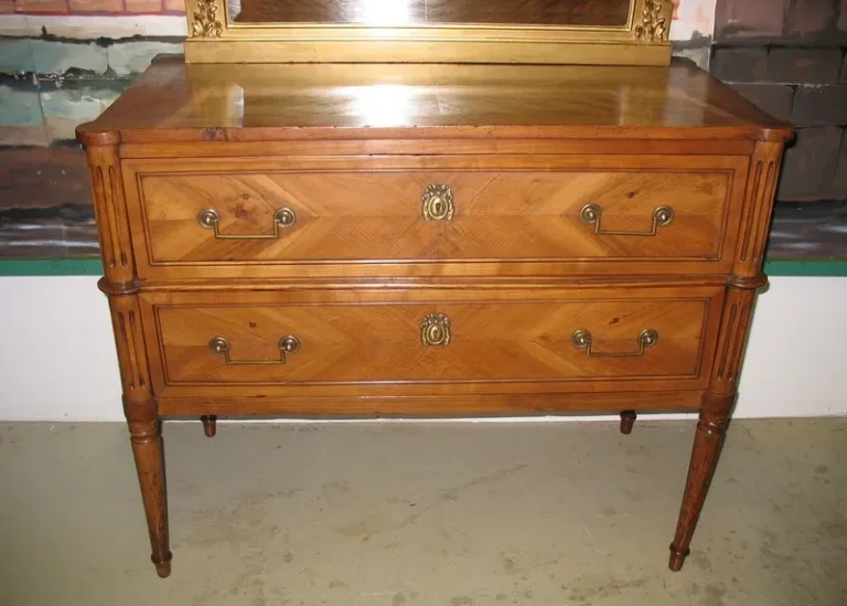 Commode Louis XVI  "Sauteuse" en noyer XVIIIe