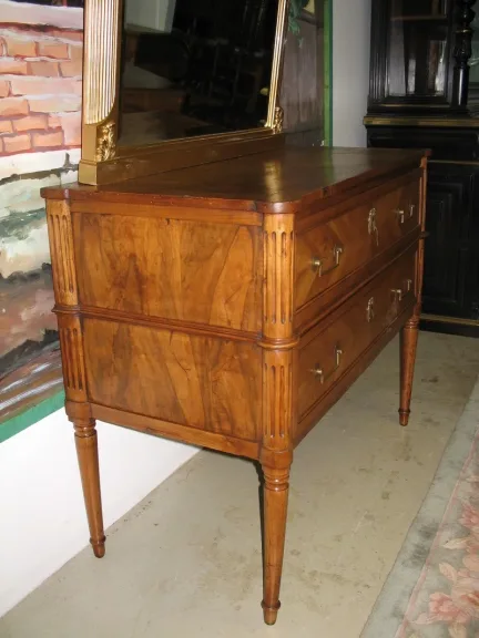 Commode Louis XVI  "Sauteuse" en noyer XVIIIe