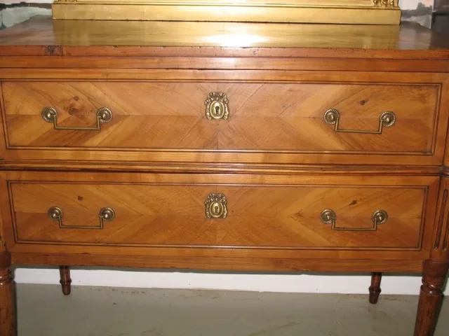 Commode Louis XVI  "Sauteuse" en noyer XVIIIe