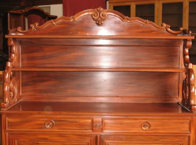 Une Paire de Buffets-Dressoir "St-Hubert" en acajou XIXe