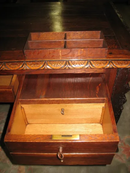 17. EICHE CHEST-DESK