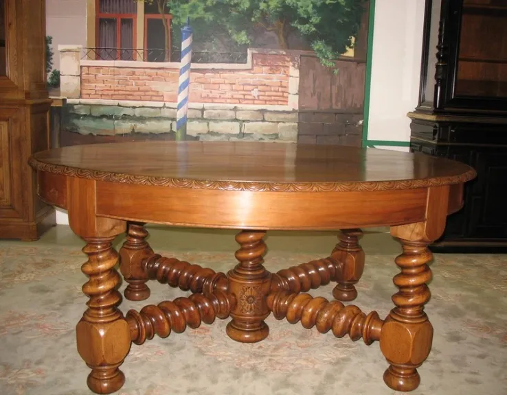 OVAL TABLE IN WALNUT