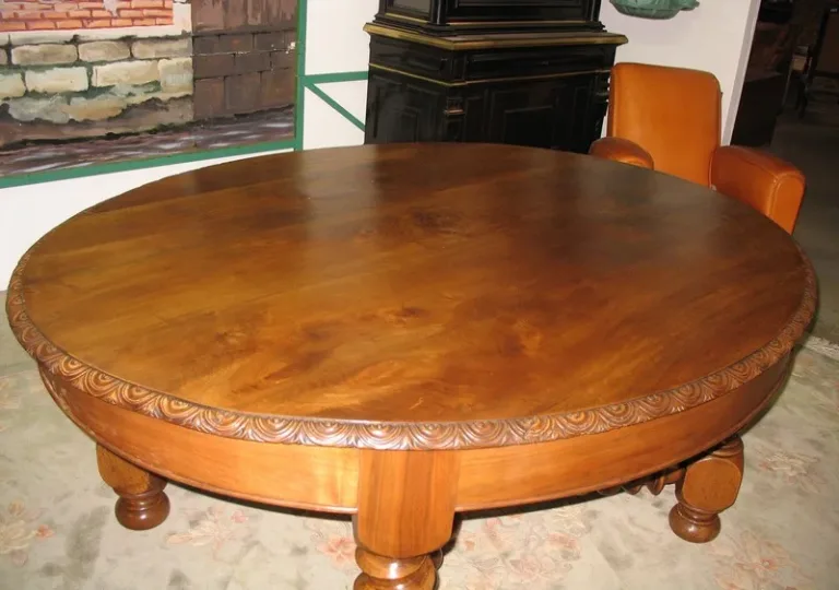 OVAL TABLE IN WALNUT