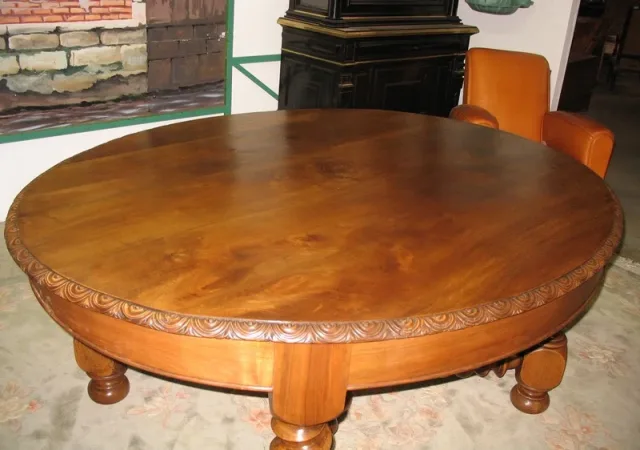 Table ovale en noyer Esprit Louis XIII  XXe