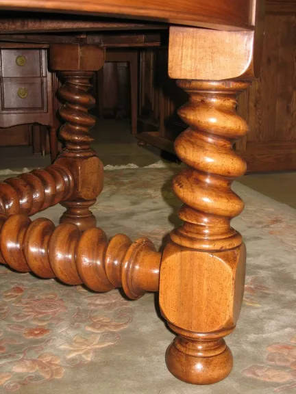 OVAL TABLE IN WALNUT
