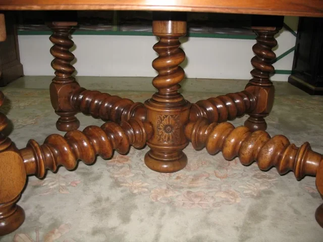Table ovale en noyer Esprit Louis XIII  XXe