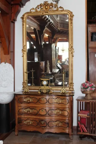 Commode Louis XV à arbalète en noyer XVIIIe