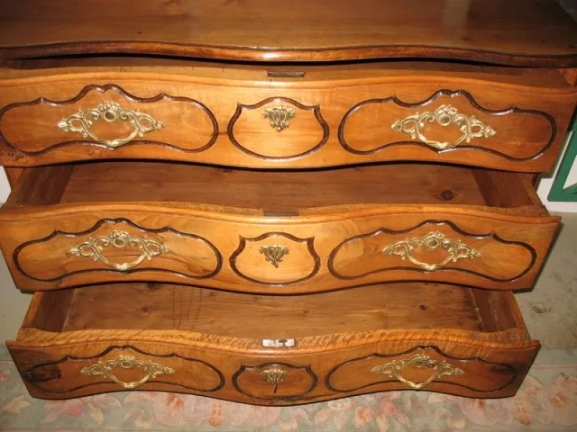 Commode Louis XV à arbalète en noyer XVIIIe