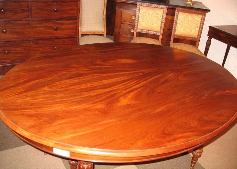 Table ovale en acajou XIXe