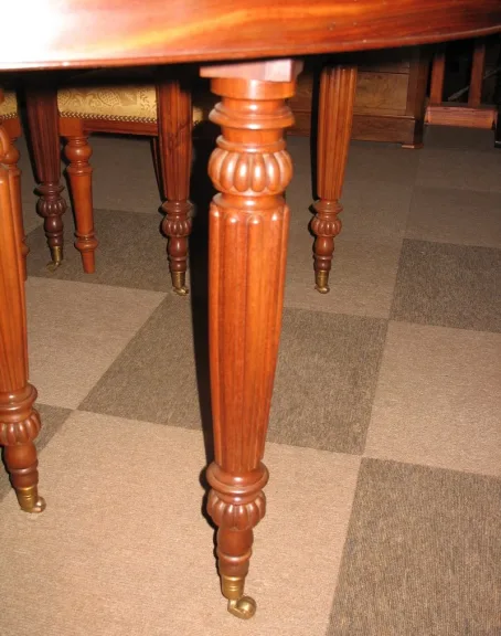 Table ovale en acajou XIXe