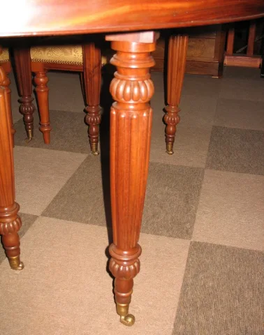 Table ovale en acajou XIXe