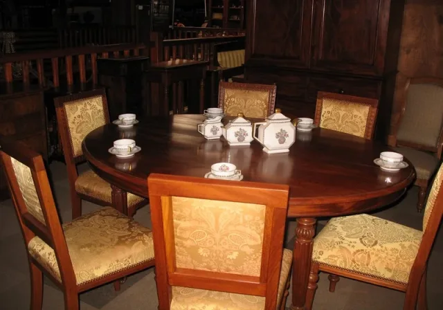 Table ovale en acajou XIXe