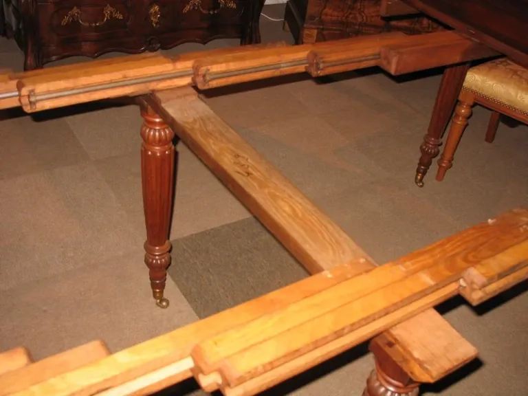 Table ovale en acajou XIXe