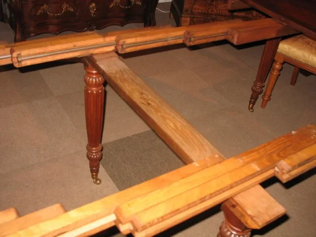 Table ovale en acajou XIXe
