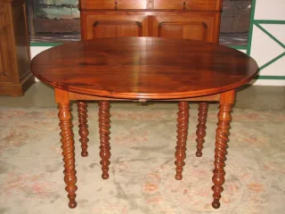 ROUND EXTENDING TABLE
