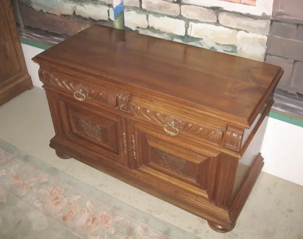Petit meuble bas néo-gothique en noyer - 1920