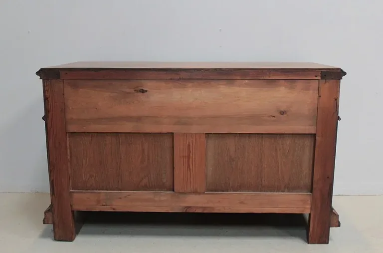 WALNUTのネオ・ゴシック様式のカップボード