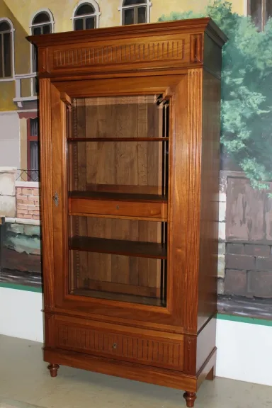 GEGLAZUURDE KAST IN MAHONIE