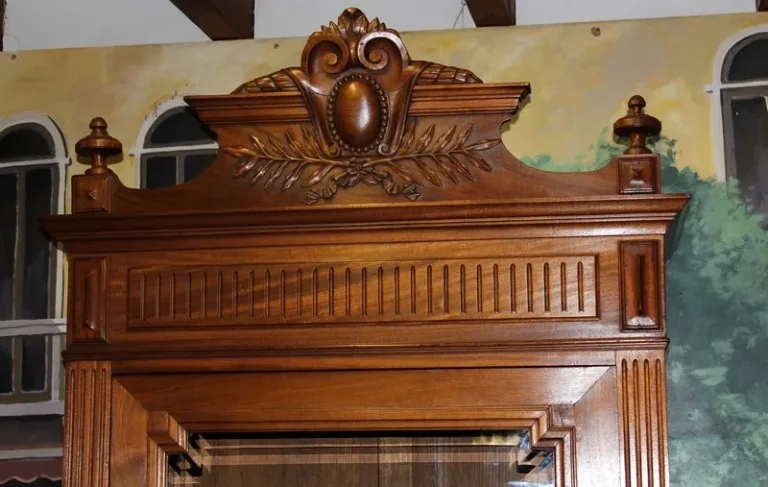 GEGLAZUURDE KAST IN MAHONIE