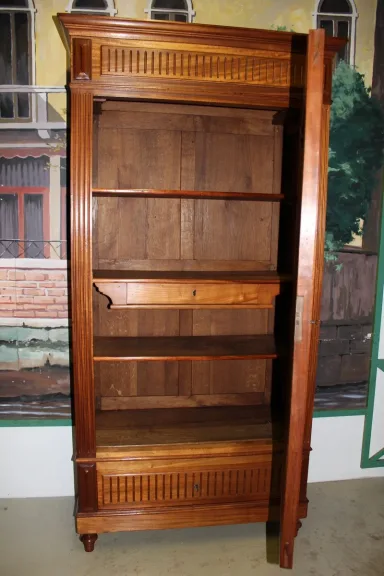 GEGLAZUURDE KAST IN MAHONIE