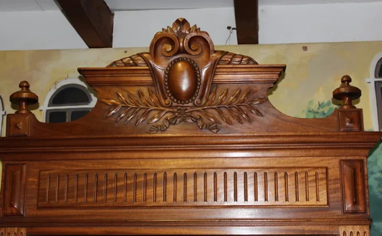 GEGLAZUURDE KAST IN MAHONIE