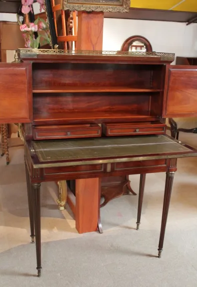 Bureau de Dame Louis XVI en acajou XIXe