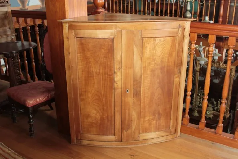 COPPIA DI CUPBOARD DI CORNER