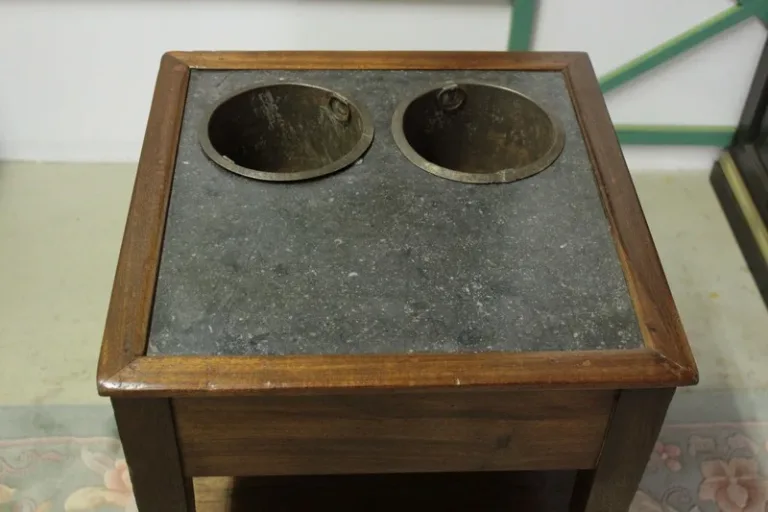 18TH C MAHOGANY COOLING SAFE