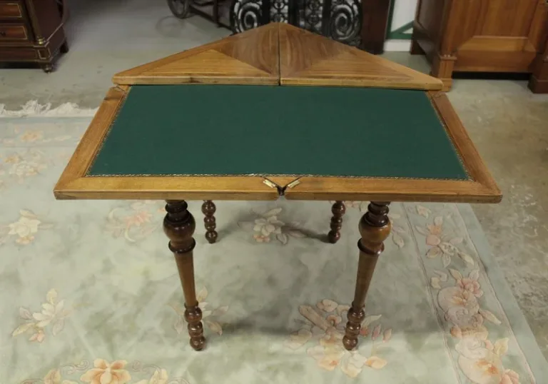 CARD TABLE