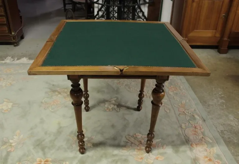 CARD TABLE