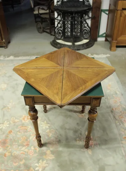 CARD TABLE