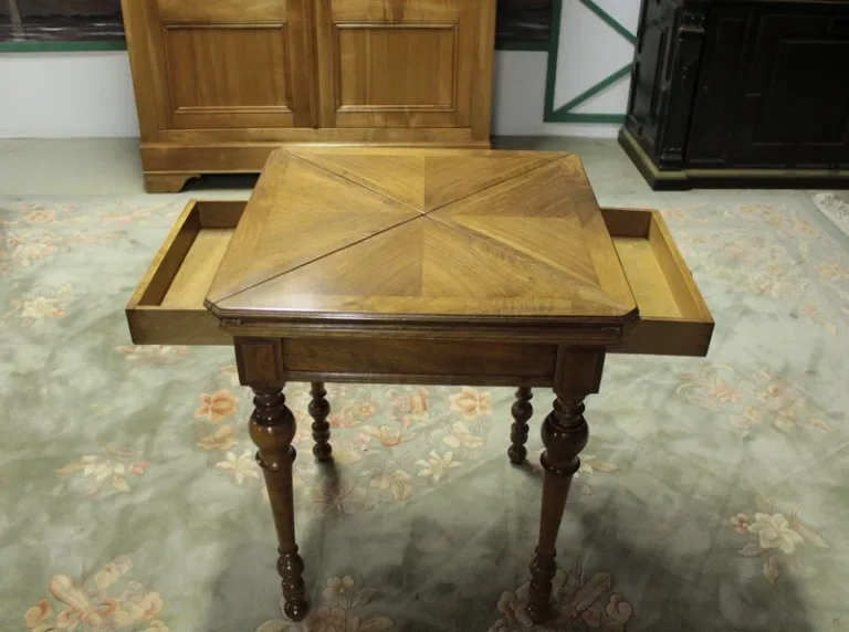 CARD TABLE