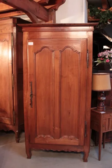LOUIS XV STIJL KERSENGORDIJNKAST