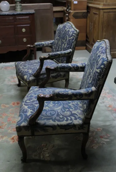 PAIR DI LOUIS XV ARMCHAIRS DI STILE