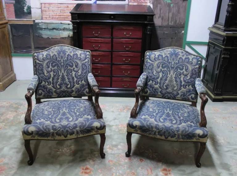 PAIR DI LOUIS XV ARMCHAIRS DI STILE