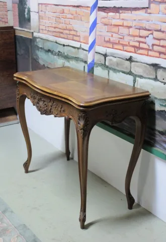 Table à jeux de style Louis XV en noyer XXe