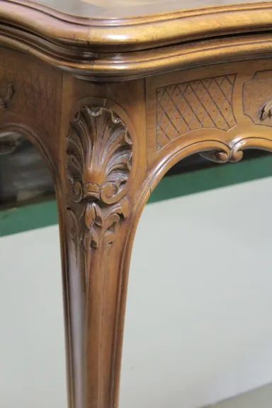 Table à jeux de style Louis XV en noyer XXe