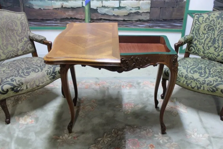 Table à jeux de style Louis XV en noyer XXe